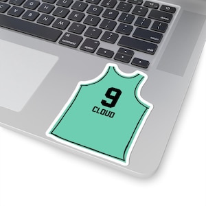 Op de afbeelding: Een sticker in de vorm van een turquoise basketbalshirt met het nummer 9 en het woord "CLOUD" in het zwart. De sticker zit op een laptop.