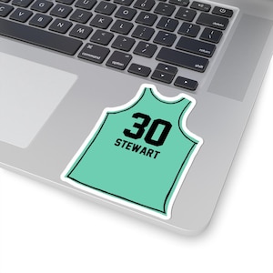 Op de afbeelding: Een turquoise basketbaltenue met nummer 30 en de naam STEWART gedrukt op de voorkant.