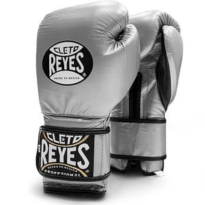May include: A pair of silver boxing gloves with black trim and the Cleto Reyes logo. The gloves have the text "HECHO EN MEXICO" and "PROFESSIONAL" on them.