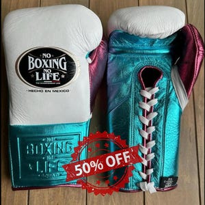 Könnte beinhalten: Paar Boxhandschuhe mit weißen, türkisblauen und magentafarbenen Akzenten. Die Handschuhe zeigen den Text "NO BOXING NO LIFE" und "HECHO EN MEXICO". Sie sind mit weißen Schnürsenkeln geschnürt und haben einen 50% Rabatt-Aufkleber.