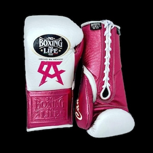 K&ouml;nnte beinhalten: Paar pink-wei&szlig;e Boxhandschuhe. Die Handschuhe haben wei&szlig;e Schn&uuml;rsenkel und den Text "NO BOXING NO LIFE" und "HECHO EN MEXICO" aufgedruckt. Die Handschuhe sind aus Leder und haben ein gl&auml;nzendes Finish.