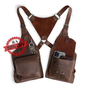 Könnte beinhalten: Ein braunes Leder-Schulterholster mit mehreren Taschen und Riemen. Das Holster hat einen Schlüsselring mit Schlüsseln und eine Tasche mit einem Telefon und einer Brieftasche. Der Text "RA 50% OFF CUSTOMS" ist sichtbar.