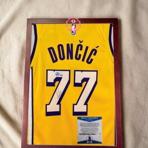 Koszulka Dončić #77 z podpisem Los Angeles Lakers Basketball Jersey – New Arrival – Framed / Unframed – Beckett Sticker, QR code (Read Descr)