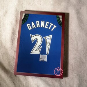 Koszulka koszykarska Garnett nr 21 z autografem M. Timberwolve – Nowość – Oprawiona / Nieoprawiona – Naklejka Beckett, kod QR (Przeczytaj opis)