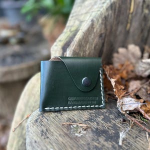 Handgefertigter schmaler Kartenhalter aus echtem Leder mit Druckknopf sehr elegantes Design perfekt für Karten Made in UK