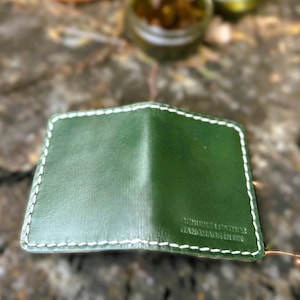 Cartera plegable fina de cuero para hombre. Tarjetero vertical de cuero, hecho a mano y cosido a mano. Fabricado en el Reino Unido.