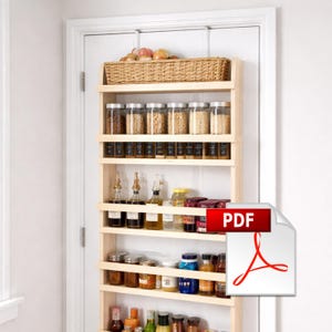 Pode incluir: Um organizador de despensa de madeira para pendurar na porta com várias prateleiras. As prateleiras contêm vários frascos, garrafas e recipientes cheios de especiarias, grãos e outros produtos básicos de cozinha. Uma cesta de vime fica em cima do organizador, com produtos. Um ícone PDF está no canto inferior direito.