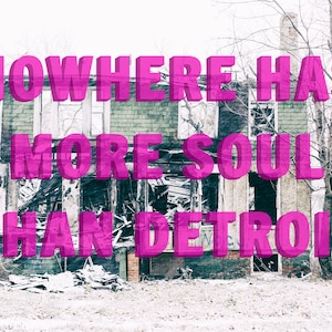 Könnte beinhalten: Ein heruntergekommenes Haus mit einem eingestürzten Dach und zerbrochenen Fenstern. Die Worte "NOWHERE HAS MORE SOUL THAN DETROIT" sind in großen, pinkfarbenen 3D-Buchstaben über dem Haus geschrieben.