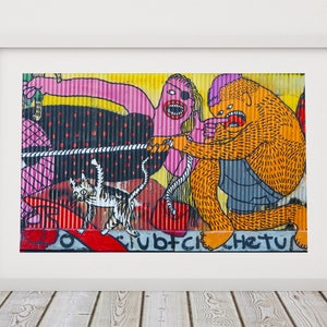 Könnte beinhalten: Ein farbenfrohes Street-Art-Wandbild, das zwei Figuren zeigt, die an einem Seil ziehen. Die Figuren sind im Cartoon-Stil mit übertriebenen Merkmalen gezeichnet. Eine Figur ist pink mit schwarzen Punkten und die andere ist orange mit schwarzen Linien. Eine kleine Katze befindet sich im Vordergrund. Das Wandbild befindet sich auf einer Wellblechfläche und enthält den Text "ubtch chetu".