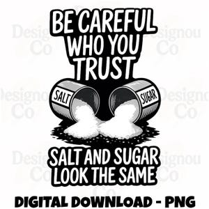 以下が含まれることがあります： 「BE CAREFUL WHO YOU TRUST」のテキストが入った白黒グラフィック。 「SALT」と「SUGAR」とラベルされた2つの転倒した容器から内容物がこぼれています。 下には「SALT AND SUGAR LOOK THE SAME」というテキストがあります。 下部には「DIGITAL DOWNLOAD - PNG」と書かれています。