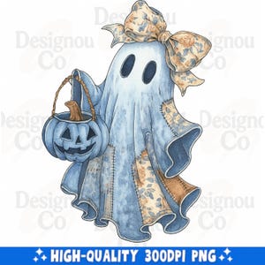 Könnte beinhalten: Aquarell-Illustration eines freundlichen Geistes, der einen blauen Kürbis-Eimer hält. Der Geist ist hellblau mit Flicken aus floralem Stoff und einer passenden Schleife. Der Text "HIGH-QUALITY 300DPI PNG" ist enthalten.