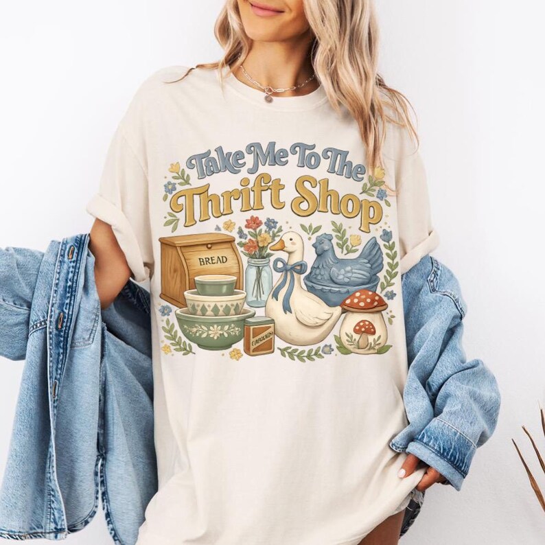 Op de afbeelding: Een witte keramische mok met een zwart handvat en de tekst "But First, Coffee" in een vetgedrukte, zwarte letter. De mok staat tegen een vage achtergrond, wat een gezellige setting suggereert.