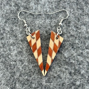 Puede incluir: Un letrero de madera rústica con el texto "Welcome to our home" en letras blancas. El letrero presenta un acabado envejecido y un diseño sencillo y acogedor, ideal para la decoración de la entrada.