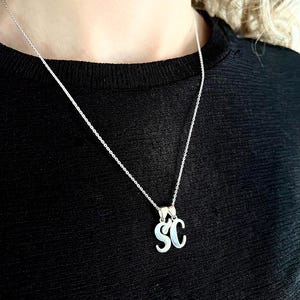 Halsband i sterlingsilver med initialer, funkig bokstavsberlock, personlig present i 925 silver, smycken för män och kvinnor