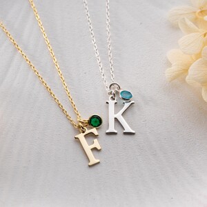 Collar con inicial y letra de piedra de nacimiento. Collar personalizado con inicial y piedra de nacimiento. Collar de alejandrita. Collar con piedra de nacimiento de mayo para mamá.