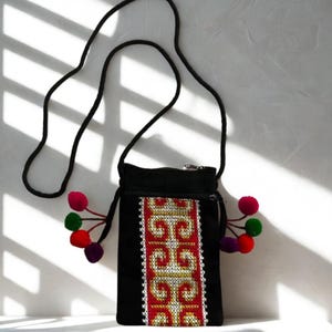 Borsa a tracolla etnica, piccola borsa in tessuto con pompon colorati, borsa a tracolla boho, ricamo Hmong, marsupio da festival, mini borsa boho