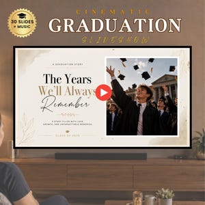 Może przedstawiać: Cyfrowy szablon pokazu slajdów z okazji ukończenia szkoły wyświetlany na ekranie telewizora. Ekran zawiera tekst 'The Years We'll Always Remember' i 'A Graduation Story' oraz zdjęcie absolwentów podrzucających czapki w powietrze.