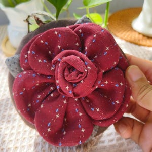 Cadeau fait main pour elle, pochette avec fleurs roses 3D avec dragonne, fleurs rouges Cottagecore, porte-monnaie et porte-monnaie fleurs shabby chic, mini pochette à fermeture éclair