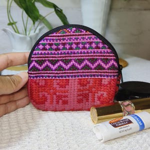 Bolsa de maquillaje bordada a mano, monedero de algodón tailandés negro y rojo, organizador de viaje bohemio, bolsa étnica con cremallera, cartera pequeña de regalo para ella.