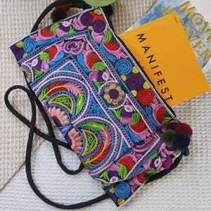 handgewebter grüner lila Stoffbeutel, Boho-Tasche mit Fransen, bestickte Crossbody-Tasche, Ostergeschenk für Mutter oder Oma