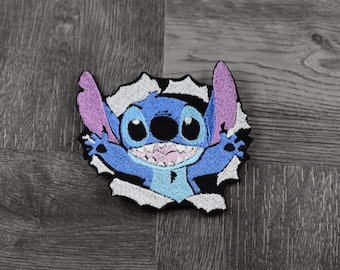 Door steken gescheurde op anime geïnspireerde opstrijkpatch: doe-het-zelf-borduurapplicatie