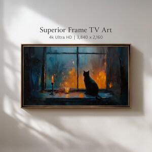 以下が含まれることがあります： 「Superior Frame TV Art」と題された額入りの4K Ultra HDアートワークは、窓にシルエットで描かれた黒猫が、暖かくオレンジ色に照らされたシーンを見つめている様子を描いています。 窓台には、火の灯ったろうそくとグラスがあります。 アートワークは金色のフレームです。
