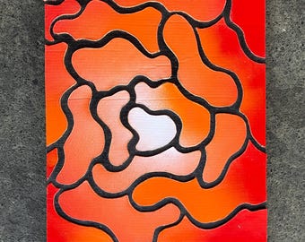 Puede incluir: Pintura abstracta en un panel de madera con un degradado de color rojo, naranja y blanco. La pintura presenta una serie de formas orgánicas delineadas en negro.