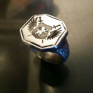 Classic yet Unique Heavy Sterling Silver Octagonal shaped Lion Crest Ring