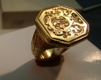 14K Gold Large antique style crest ring