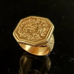 14K Gold Large antique style crest ring
