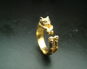 14k  Gold Very Unique  Cat ring with diamond eyes