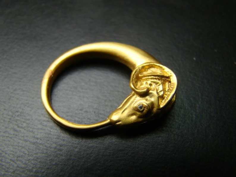 Ram ring 14k gold with diamond eyes Bild 2