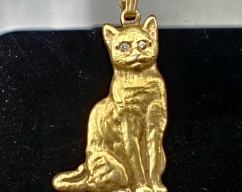 14K cat pendant with diamond eyes