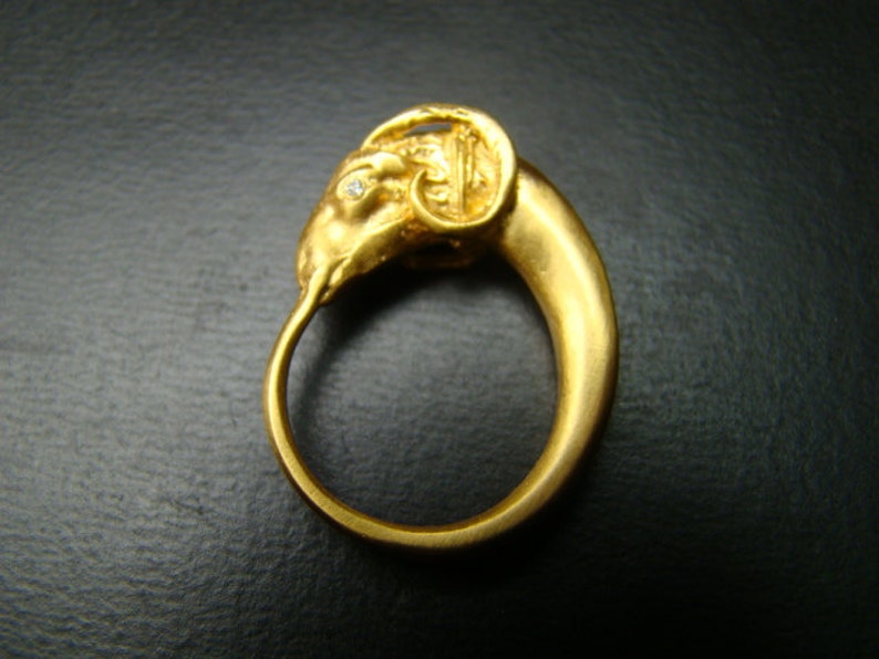 Ram ring 14k gold with diamond eyes Bild 1