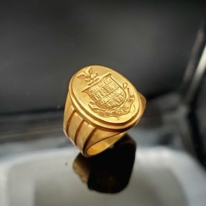 Stunning Unique 14K Gold Oval Crest Ring