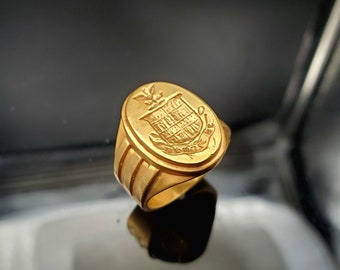 Stunning Unique 14K Gold Oval Crest Ring