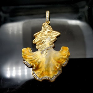 18K Vintage Beautiful Art Nouveau Style Enamel Pendant