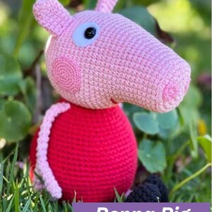 Adorable patrón de amigurumi de ganchillo inspirado en Peppa Pig: PDF digital fácil para juguetes, regalos y manualidades infantiles hechos a mano.