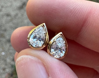 Orecchini a cerchio a forma di pera con diamante sintetico da 1,0 ct in argento massiccio o oro massiccio.