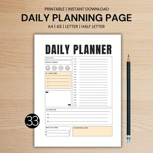 Puede incluir: Una página de planificador diario imprimible con secciones para la fecha de hoy, el estado de ánimo, las tareas, el enfoque, las tareas que se deben hacer y la gratitud. La página está diseñada para los tamaños A4, A5, Letter y Half Letter.