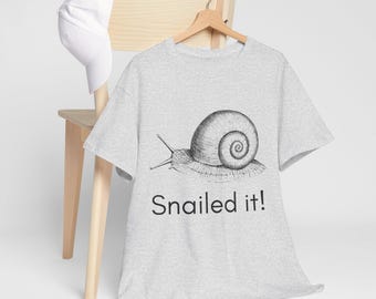 Lustiges Schnecken-Liebhaber-T-Shirt, Tier-Wortspiel-Shirt, T-Shirt "Snailed it!"