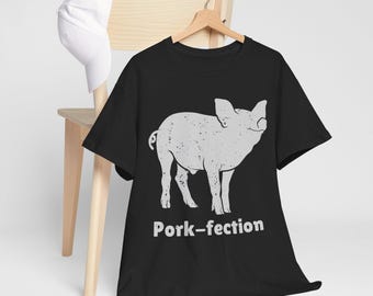 Könnte beinhalten: Schwarzes T-Shirt mit einer weißen Schweineillustration und dem Text "Pork-fection" auf der Vorderseite.