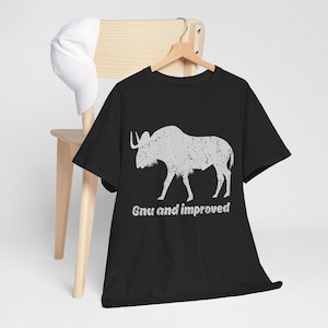 Puede incluir: Camiseta negra con una silueta blanca de un ñu y el texto "Gnu and improved".