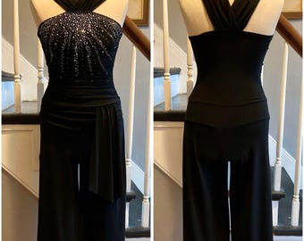 Mono tipo gaucho estilo Y2K de los 2000, traje de pantalón, ropa de club, pedrería, elástico y ajustado.