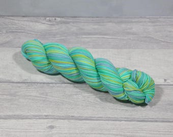 Hilo para calcetines de rayas teñido a mano, 100 g, color Blue Lagoon.