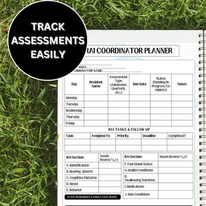 以下が含まれることがあります： 詳細な評価フォームが開かれた、スパイラル綴じのRAIコーディネータープランナー。プランナーには、評価とフォローアップタスクを追跡するためのセクションが含まれています。「Track Assessments Easily」というテキストは黒い円の中にあります。