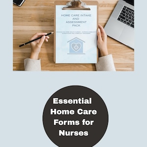 Op de afbeelding: Een clipboard met een wit vel papier waarop "Home Care Intake and Assessment Pack" staat met een huis- en harticoon. De tekst eronder luidt "Designed for Home Health Nurses, Nursing Community Supervisors and Community Managers". De afbeelding is op een houten tafel met een laptop en de handen van een persoon die een potlood vasthoudt.