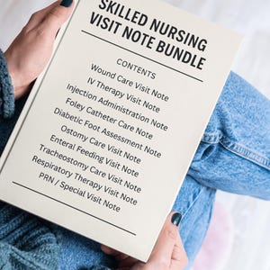 Peut inclure: Un cahier ouvert intitulé "SKILLED NURSING VISIT NOTE BUNDLE" affiche une liste de types de notes de visite. La couverture du cahier est beige clair et le texte est noir. Le contenu comprend des notes pour les soins des plaies, la thérapie IV, etc.