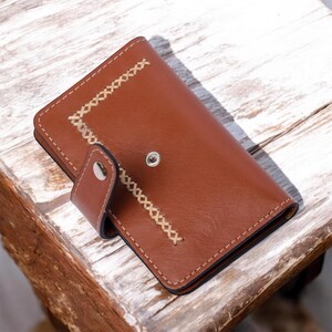 Cartera de piel marrón de Hammi Leathers: cartera RFID estilo libro para hombre, 8 ranuras para tarjetas, cosida a mano, fina cartera de piel de vacuno. Regalo.