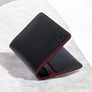 Cartera magnética negra esmaltada de Hammi Leathers: cartera fina de piel flor para hombre, cierre magnético y 6 ranuras para tarjetas.